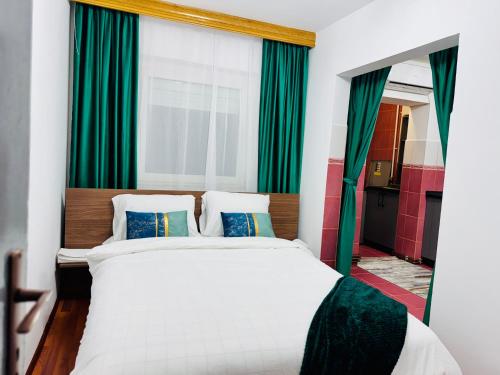 En eller flere senge i et værelse på SHoliday Luxury Apartament Modern cu 2 Dormitoare