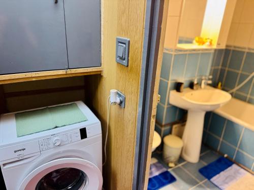 Et badeværelse på SHoliday Luxury Apartament Modern cu 2 Dormitoare