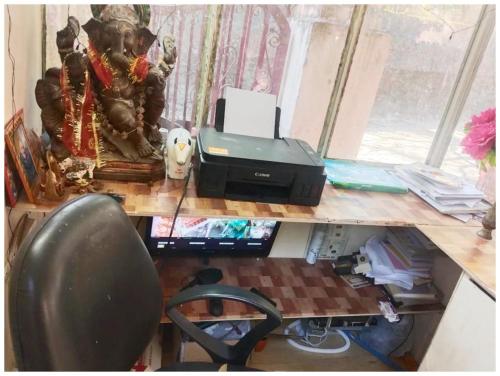 - un bureau avec un ordinateur et une imprimante dans l'établissement Hotel S S- Residency Near Mall Road-NAINI LAKE - Free Parking - Jungle Safari & Restaurant Facilities - Hygiene and Spacious Room - The Best Hotel with Mountain Views, à Nainital