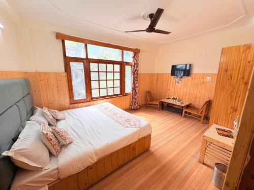 En eller flere senge i et værelse på Hotel Moon Blaze " Near Mall Road " Bonfire ! Open Terrace ! Personal Parking