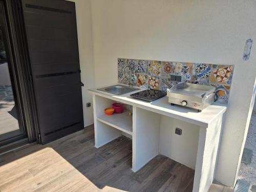 Kuchyň nebo kuchyňský kout v ubytování Logement neuf 4 pers tout confort calme mer à 200m