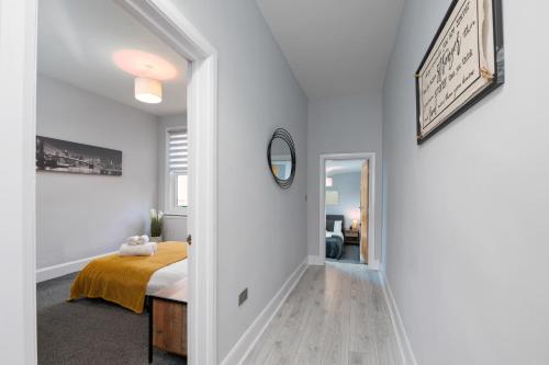 Кровать или кровати в номере Stunning Apartment - Central Location - Discounts