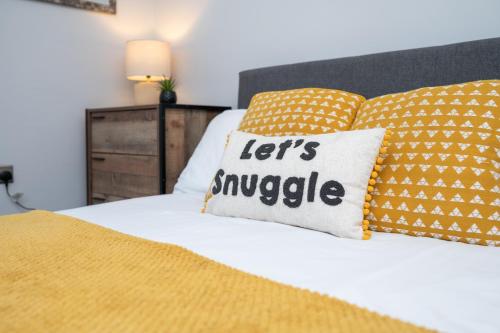 Кровать или кровати в номере Stunning Apartment - Central Location - Discounts