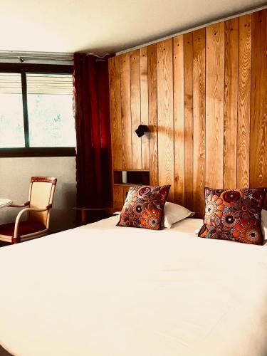 Ένα ή περισσότερα κρεβάτια σε δωμάτιο στο Logis Auberge du Barrez