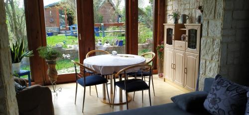 Una cocina con una mesa y sillas en una habitación. en Ferienwohnung Eichfeld, en Malsfeld