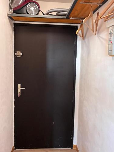 a black garage door in a room at Magnifique studio à 250 mètres des pistes avec tout inclus in Bolquere Pyrenees 2000