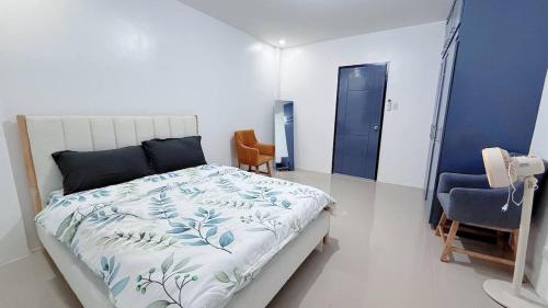 Postel nebo postele na pokoji v ubytování JanKat's Budget Friendly Transient Apartment C