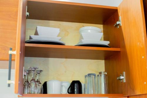 BwebajjaにあるToria Homesの食器棚