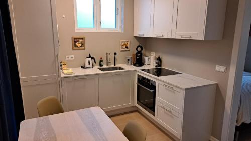 Kuchyň nebo kuchyňský kout v ubytování Central & cozy