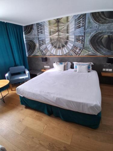 Ένα ή περισσότερα κρεβάτια σε δωμάτιο στο Mercure Mont Saint Michel