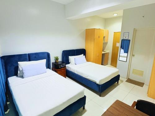 Giường trong phòng chung tại Pacific Park Hotel