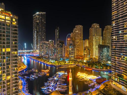 Centric Flat w Marina View, Ideal Beach Stay Big Terrace Sleep 9