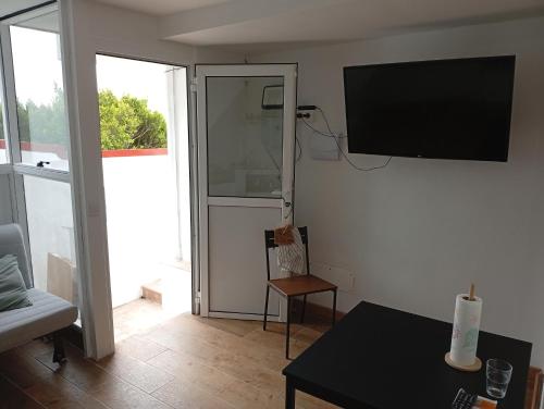 Μια τηλεόραση ή/και κέντρο ψυχαγωγίας στο New apartments "Sea view" with kitchen and private bathroom