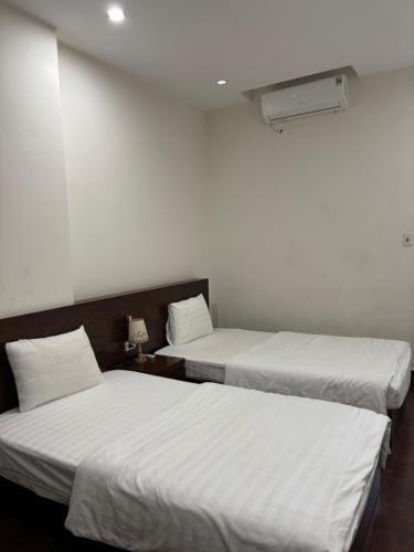 Postel nebo postele na pokoji v ubytování Daisy Apartment & Hotel Cẩm Phả