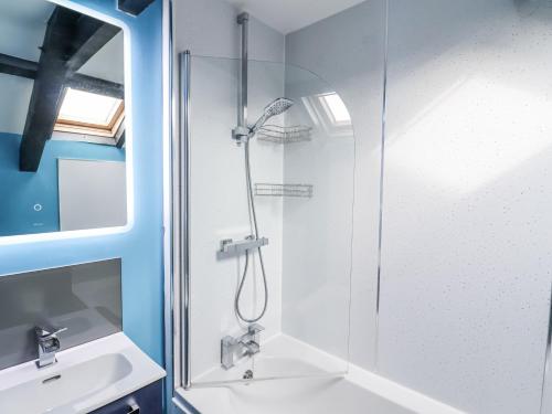 une salle de bain avec douche et lavabo dans l'établissement Rushmoor Cottage, à Colaton Raleigh