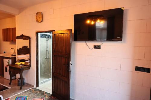 a room with a television on a wall at De MARİA KONAĞI in Mardin