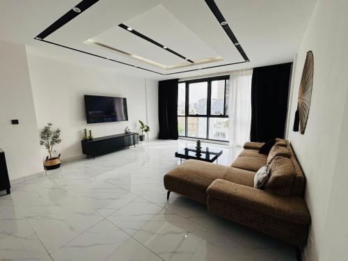 Un televizor și/sau centru de divertisment la Magnifique Appartement avec PISCINE sur le toit, 3 Chambres, 4 Salles de Bain, Salle de Gym et Terrasse, LUXURY & COMFORT in ALMADIES