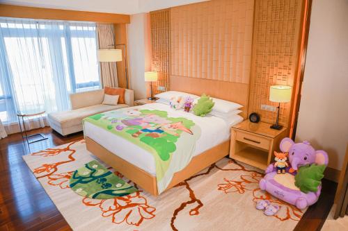 a bedroom with a large bed in a room at Zhuhai Marriott Hotel in Zhuhai