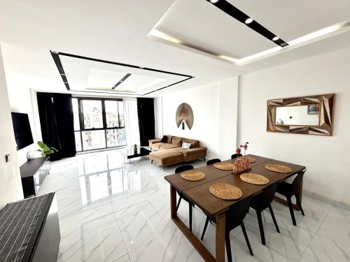 O zonă de relaxare la Magnifique Appartement avec PISCINE sur le toit, 3 Chambres, 4 Salles de Bain, Salle de Gym et Terrasse, LUXURY & COMFORT in ALMADIES