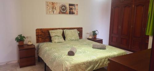 a bedroom with a bed with two nightstands and a bed sidx sidx sidx at Casa Cactus in Cotillo