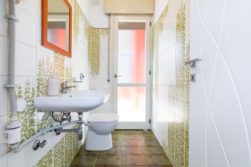 ein Badezimmer mit Waschbecken und Toilette in der Unterkunft Ampia stanza moderna Venezia a 10 minuti in Venedig