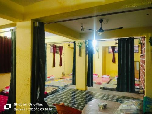 Postel nebo postele na pokoji v ubytování Fortune Dormitory Stay