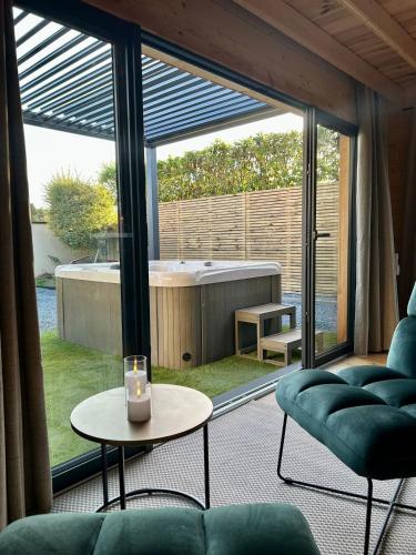 a living room with a tub and a table at Cosy Lodgy in Eslettes