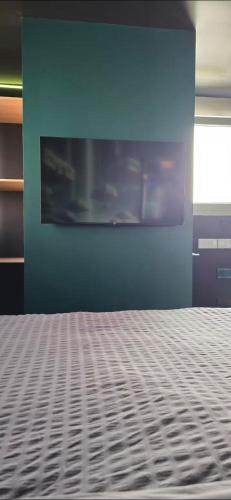 ロリアンにあるGameRoom & Cinéma - Parking Privéの青い壁のベッドルーム1室(ベッド1台付)