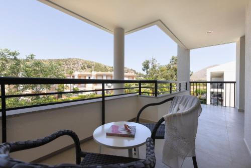 a balcony with a table and chairs on a balcony at Hotel Bahia Pollensa in Port de Pollensa