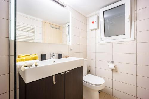 Stylish 2BD with Balcony in Central Athens