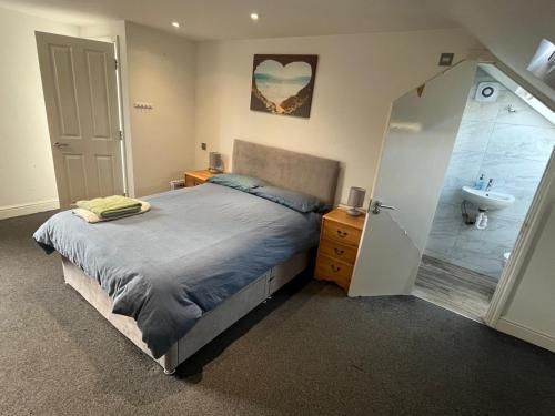a bedroom with a bed and a shower and a sink at Southgate Home - Sleeps 14 - Parking - Central in London