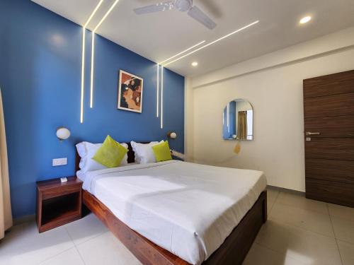 Giường trong phòng chung tại Premium 1BHK Urban Stay - Pool, Gym & Modern Comforts Near Candolim Beach