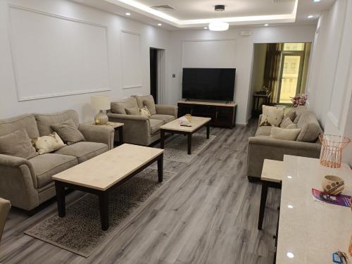 TV/trung tâm giải trí tại 2 bedrooms Lusail apartment