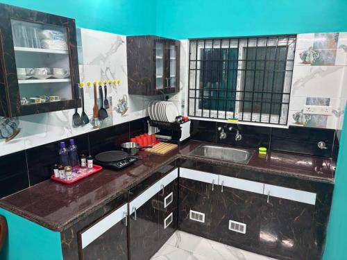 KottakupamCasa Serenity 1bhk villa Near Serenity Beach的带水槽和台面的厨房