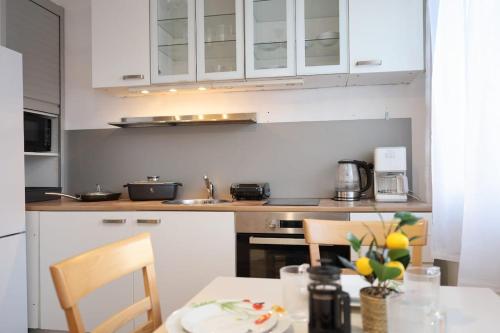 Cucina o angolo cottura di Bright & Cozy Apartment with Netflix & Xbox!