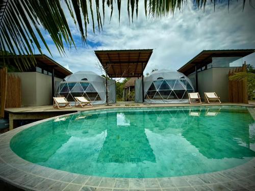 una grande piscina con due cupole in un resort di Awana Villa Resort Yaonoi - SHA Extra Plus a Ko Yao Noi