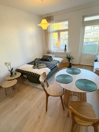 Χώρος καθιστικού στο Studio Forest Green