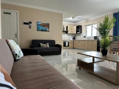Posezení v ubytování Sunrise Bay Apartments - Frontline Sea Views