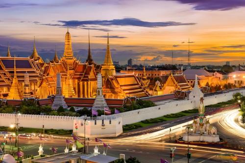 a view of the temple of emerald buddha at night at The Hidden Khaosan - เดอะ ฮิดเด้นข้าวสาร in Bang Bua Thong Railway Station