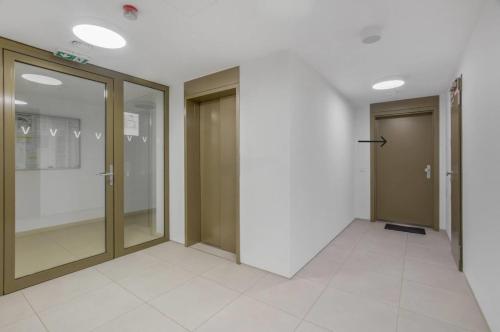 ブラチスラヴァにあるCastle & City, stay in G104の建物内のガラス戸の空廊