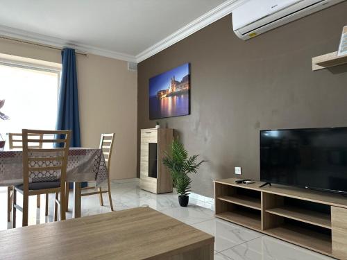 TV a/nebo společenská místnost v ubytování Sunrise Bay Apartments - Frontline Sea Views