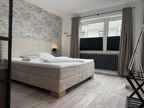 a bedroom with a large bed and a window at Oslo: Messe-/Business-/Ferienwohnung in Leichlingen