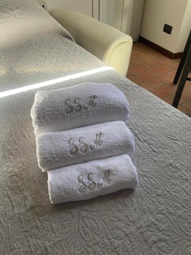 a pile of towels sitting on top of a bed at Suite San Martino in Gubbio