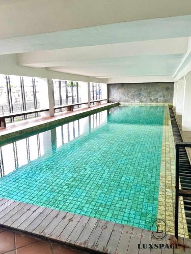 Gua SaiにあるRex apartmentの緑のタイル張りのスイミングプール
