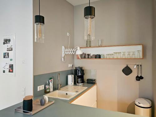 a kitchen with a sink and a counter at Dein Zuhause in der Ferne im grünen Kreativhof "Der Gute Ton" mit kostenlosem Fahrradverleih in Dresden