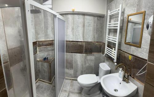 un baño con inodoro y lavabo en EZEL HANIM KONAĞI, en Şahinbey