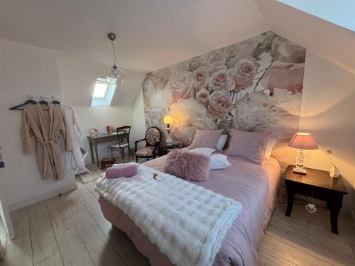a bedroom with a large bed with a floral wall at Chambre cosy aux Sables Blancs in Douarnenez