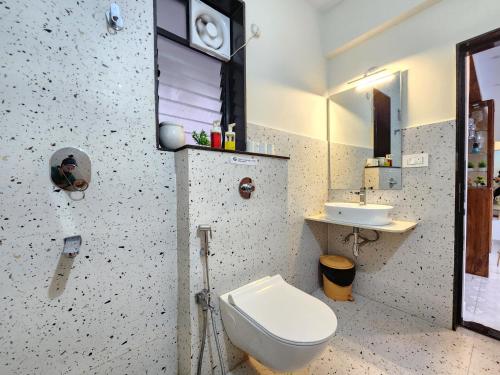 Ένα μπάνιο στο Goan Designer 1BHK - Pool, Gym, 5 Minutes to Candolim Beach