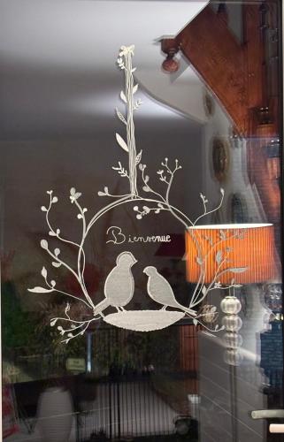 a picture of two birds on a window at Chambre cosy aux Sables Blancs in Douarnenez
