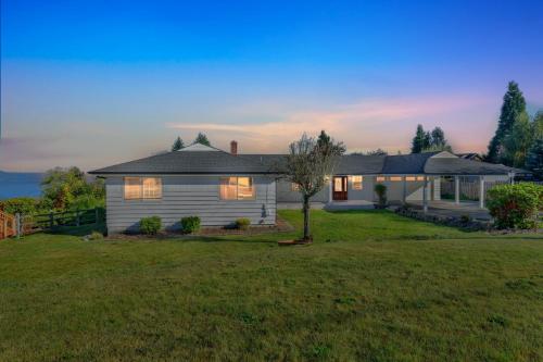 een klein wit huis met een grasveld bij Oceanline 180° home in Federal Way